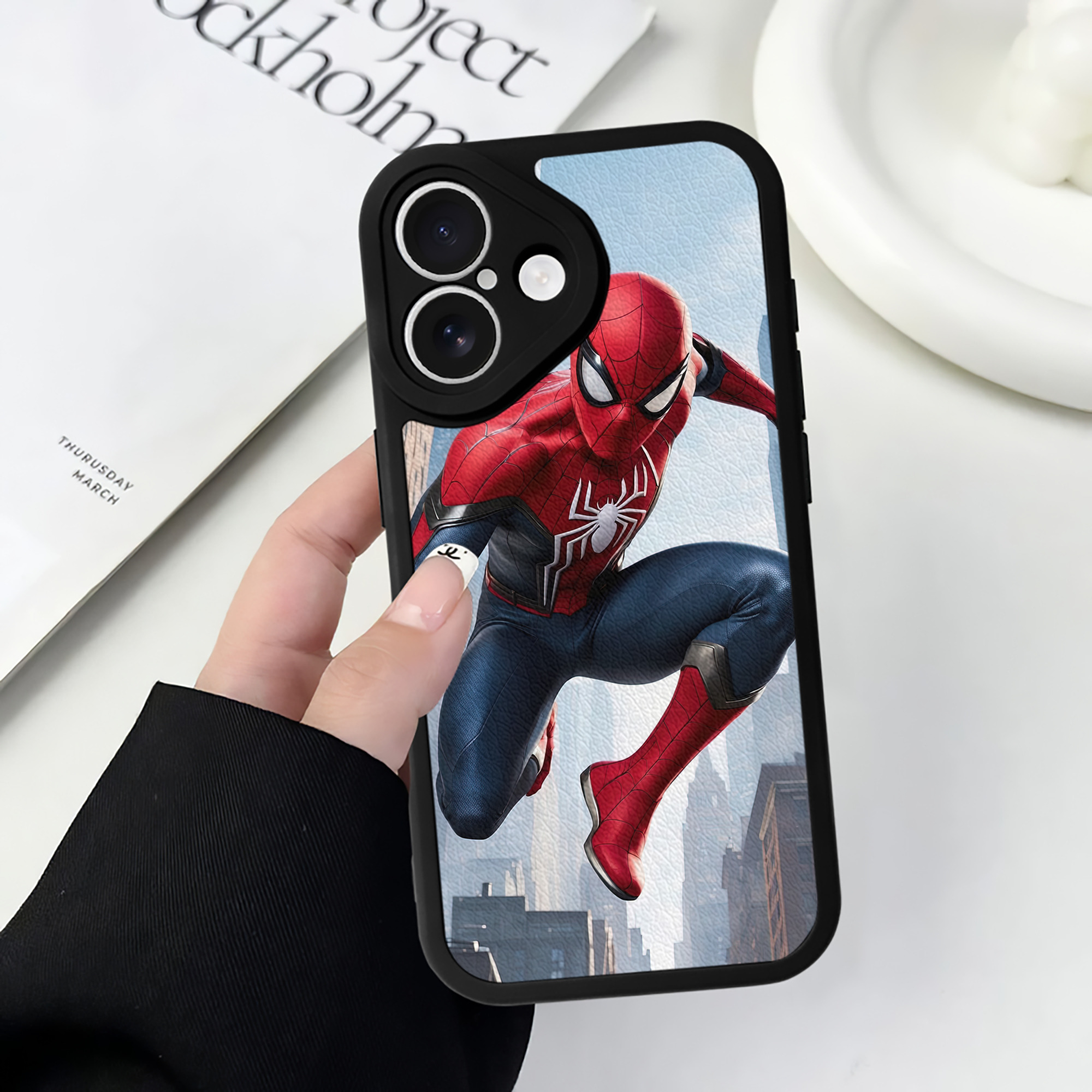 Spider Man スパイダーマン 【iPhone 16シリーズ対応】シリコンスマホケース（レザー調） 材質：シリコン